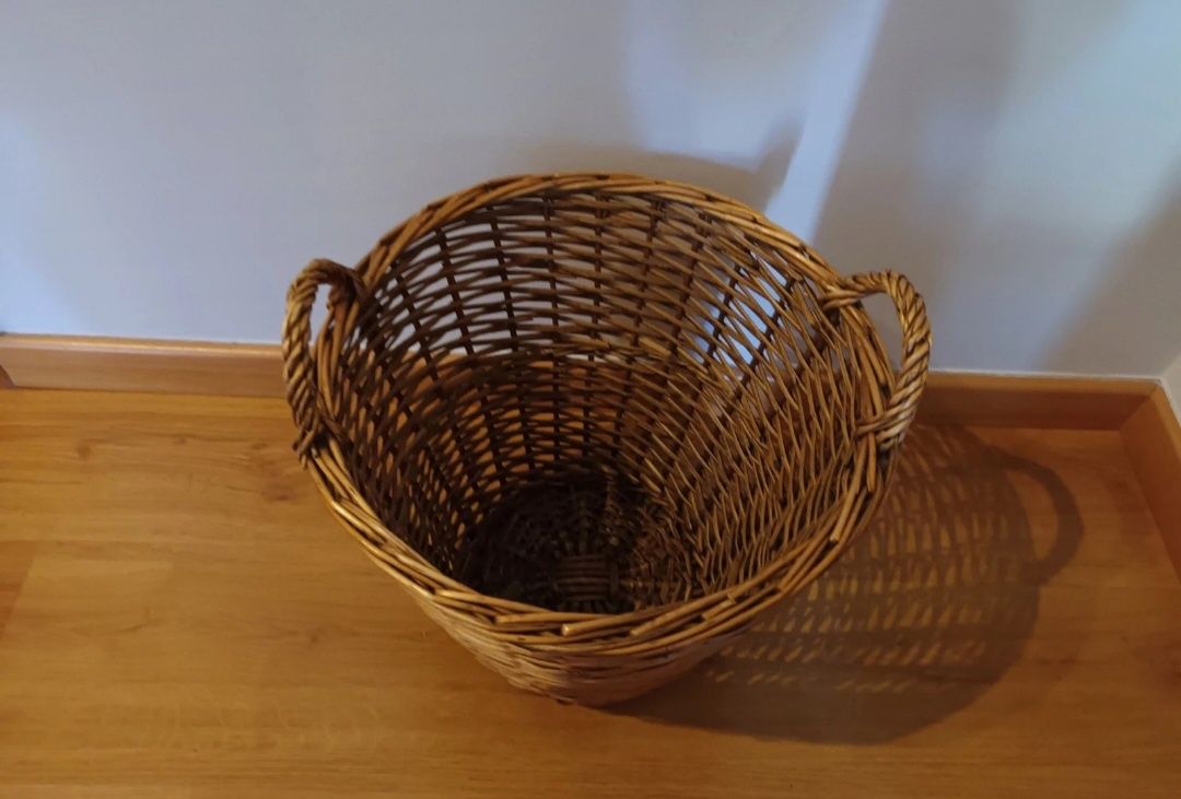 Cesta de verga em formato cónico