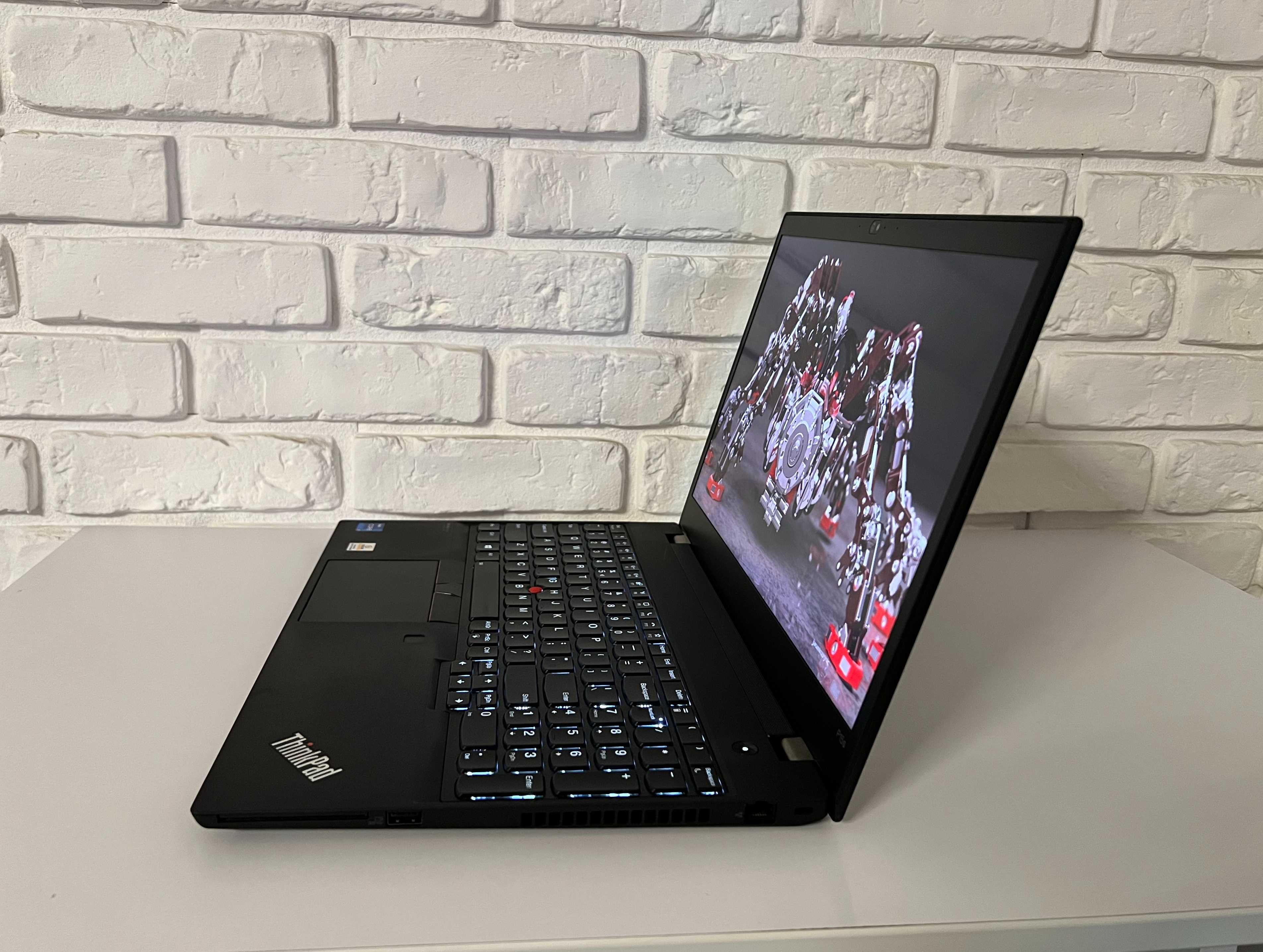 ThinkPad P15s Gen2. 4K UltraHD. 100% Adobe RGB