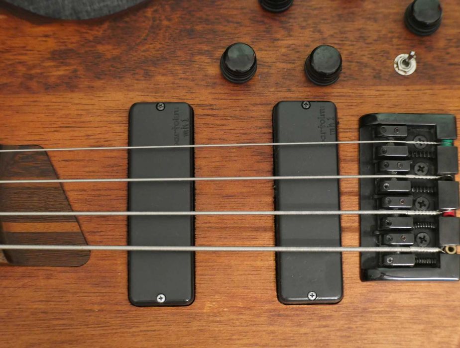 Cort B4 gitara basowa, Bartolini pickup