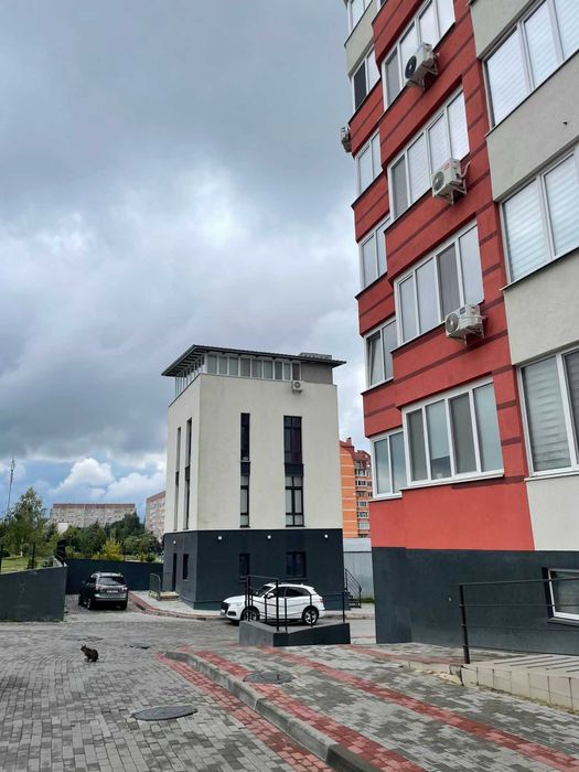 Нове комерційне приміщення в сучасній будівлі