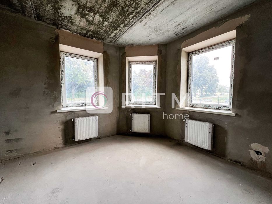 Продається простора квартира в ЖК «Над рікою» на першому поверсі.