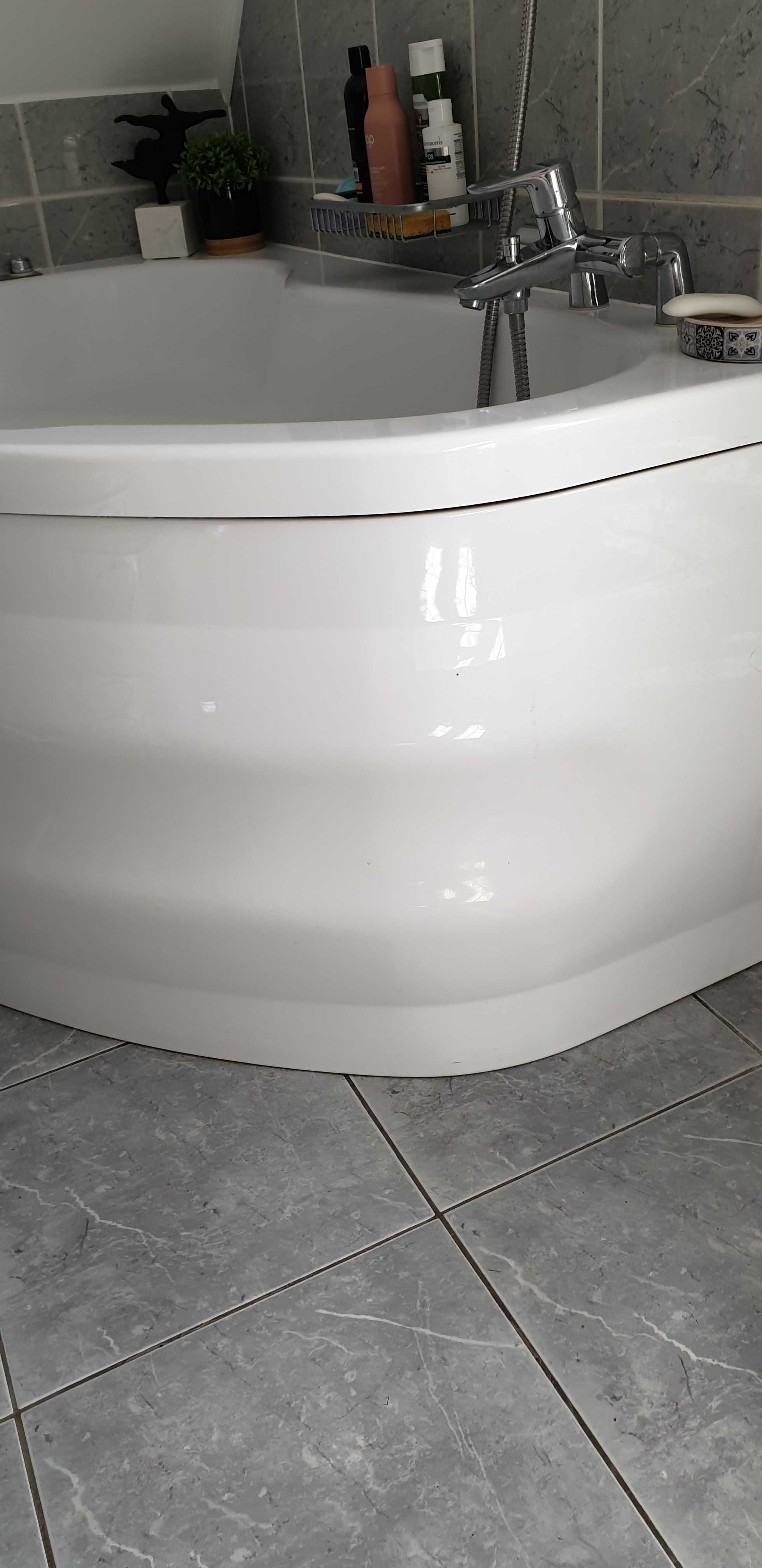 wanna narożna z  obudową, hydromasażem i jacuzzi + bateria Grohe
