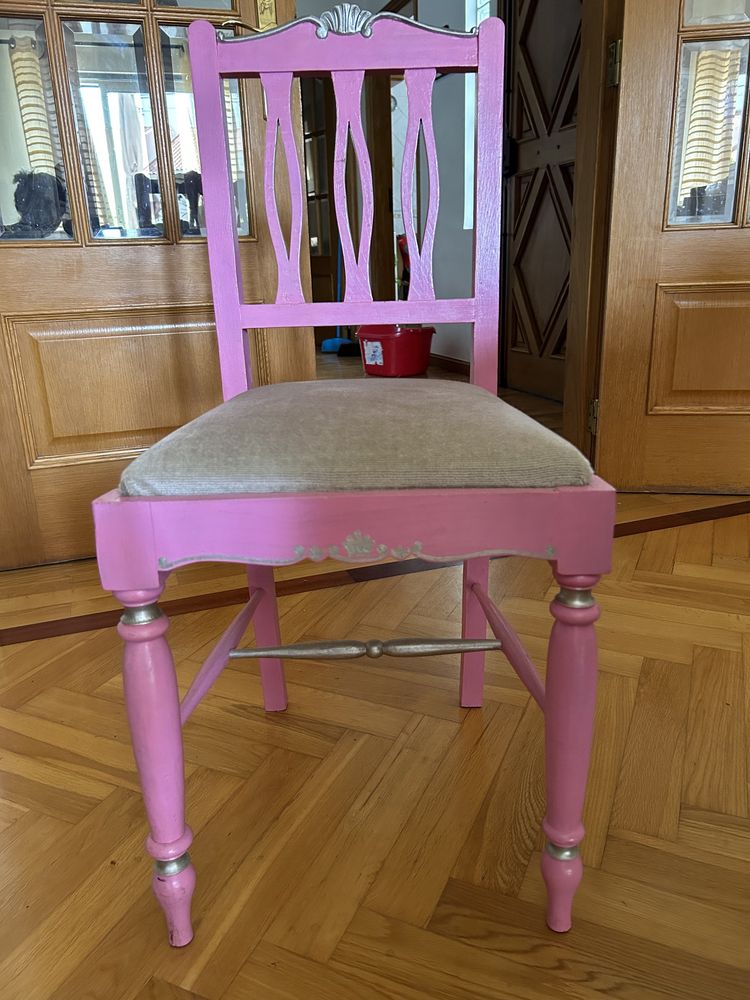 Cadeira pintada de rosa com desenhos e acento de veludo em cinzento