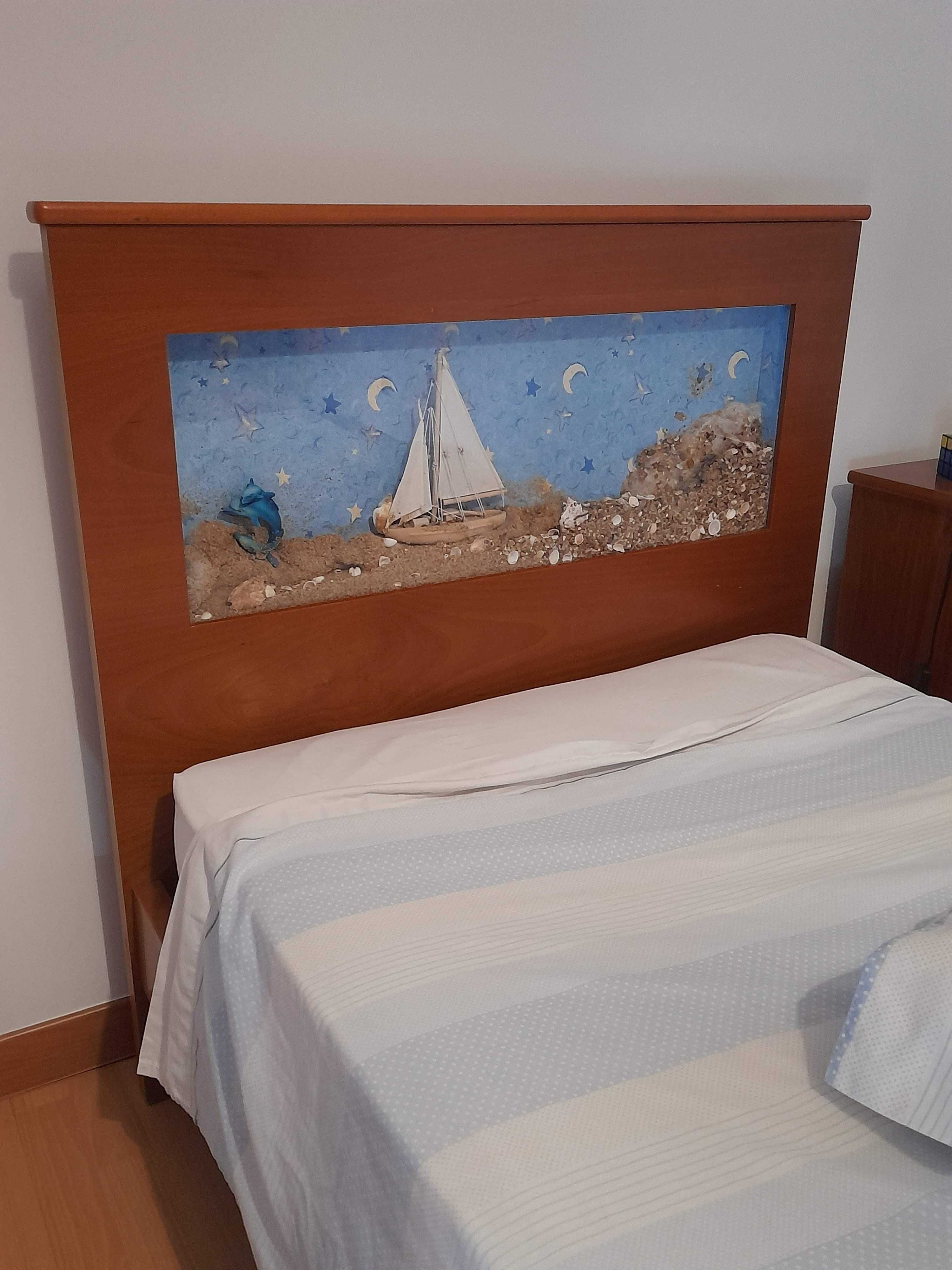 Quarto de solteiro/individual em pinho mel com motivos de mar