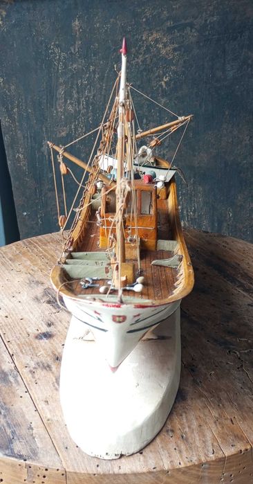 Antiga traineira "Nova Boa Fé" em madeira