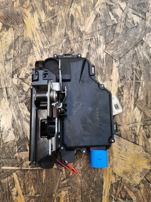 Zamek drzwi tył prawy VW Passat Skoda Golf Bora Toledo Leon