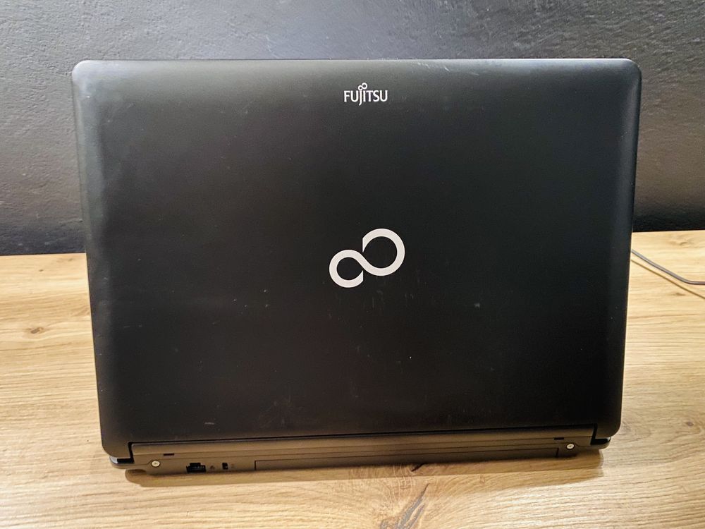 Ładny Laptop Fujitsu i3 4x2.53Ghz 4GB/80GB