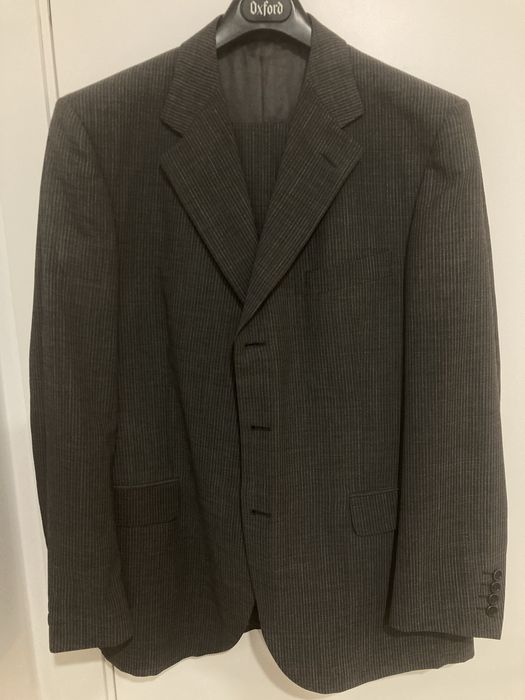 Fato Homem cinza com listas verticais