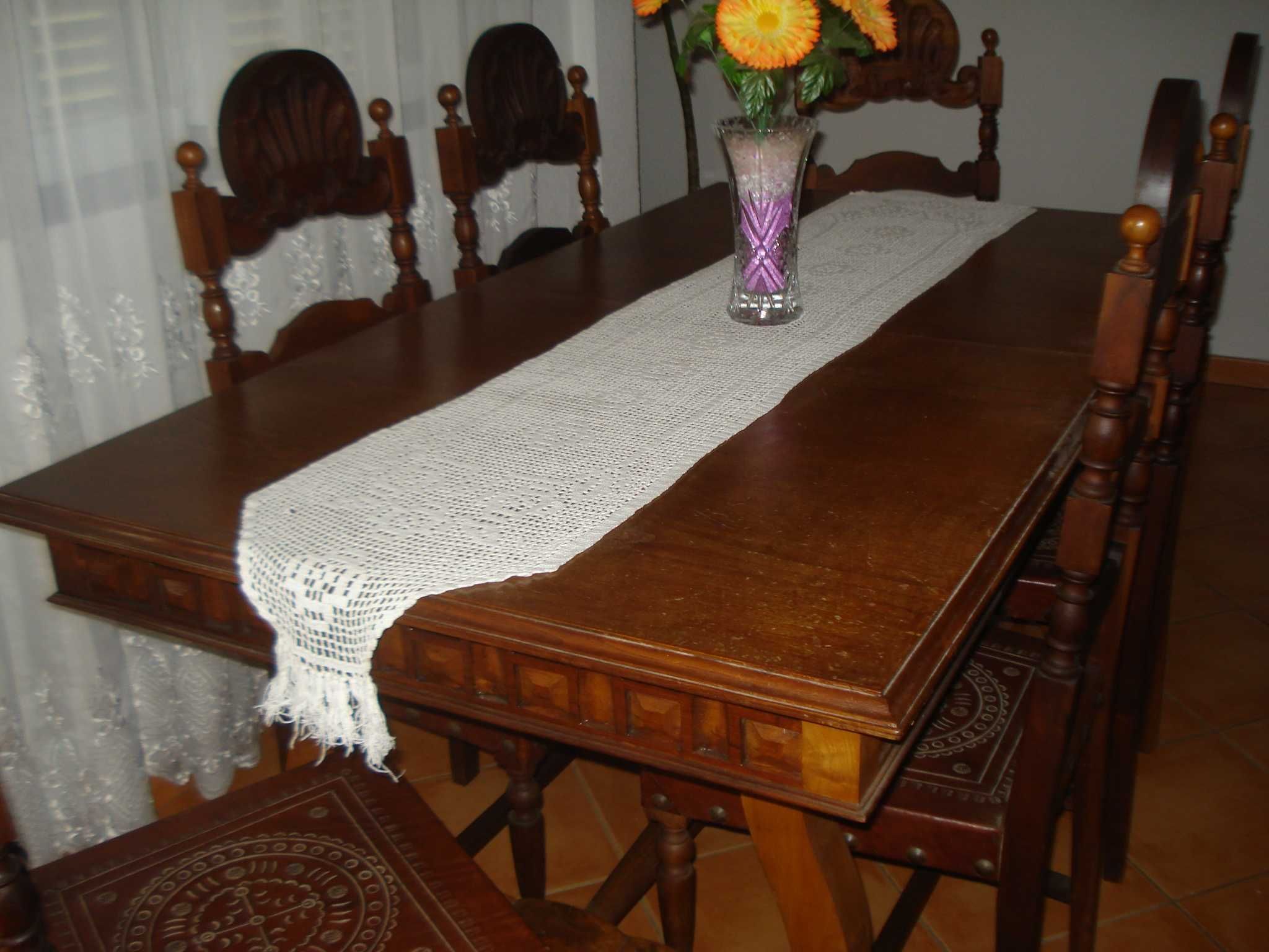 Mesa e sete cadeiras