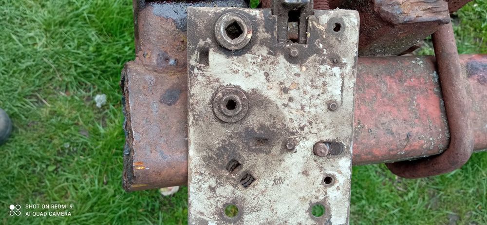 Замки на дверку трактора ЮМЗ-6