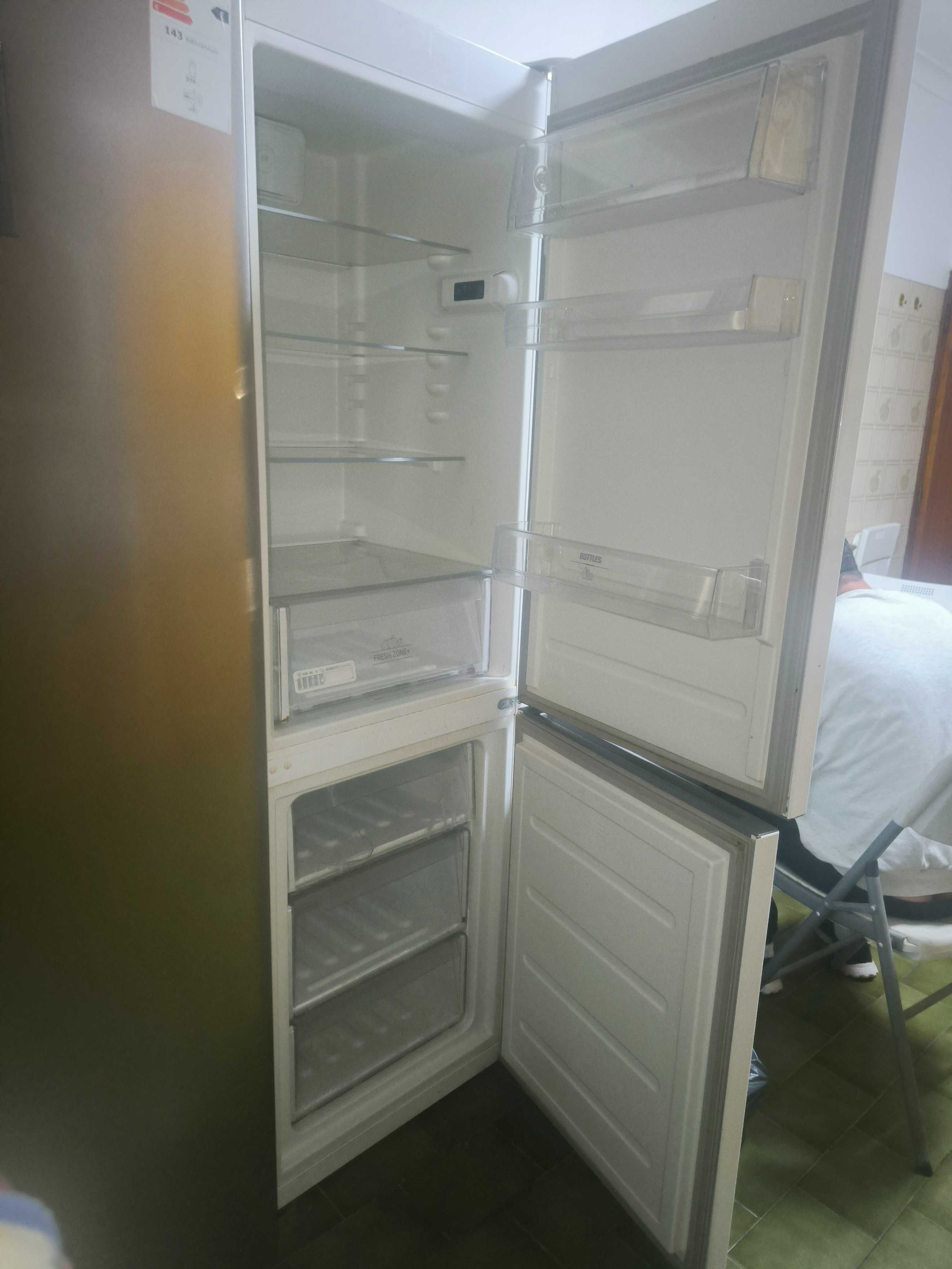 Frigorífico combinado Hotpoint Ariston em bom estado
