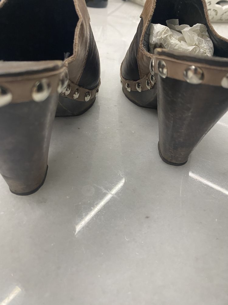 Sandalias/ socas em pele castanha T. 36