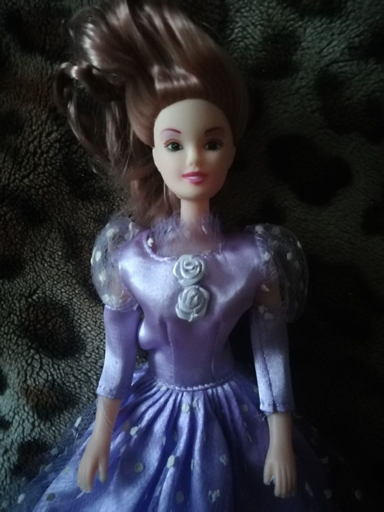 Кукла в фиолетовом платье