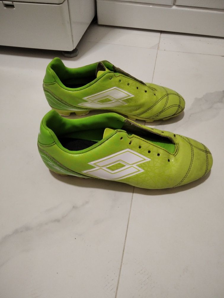 Buty piłkarskie, korki