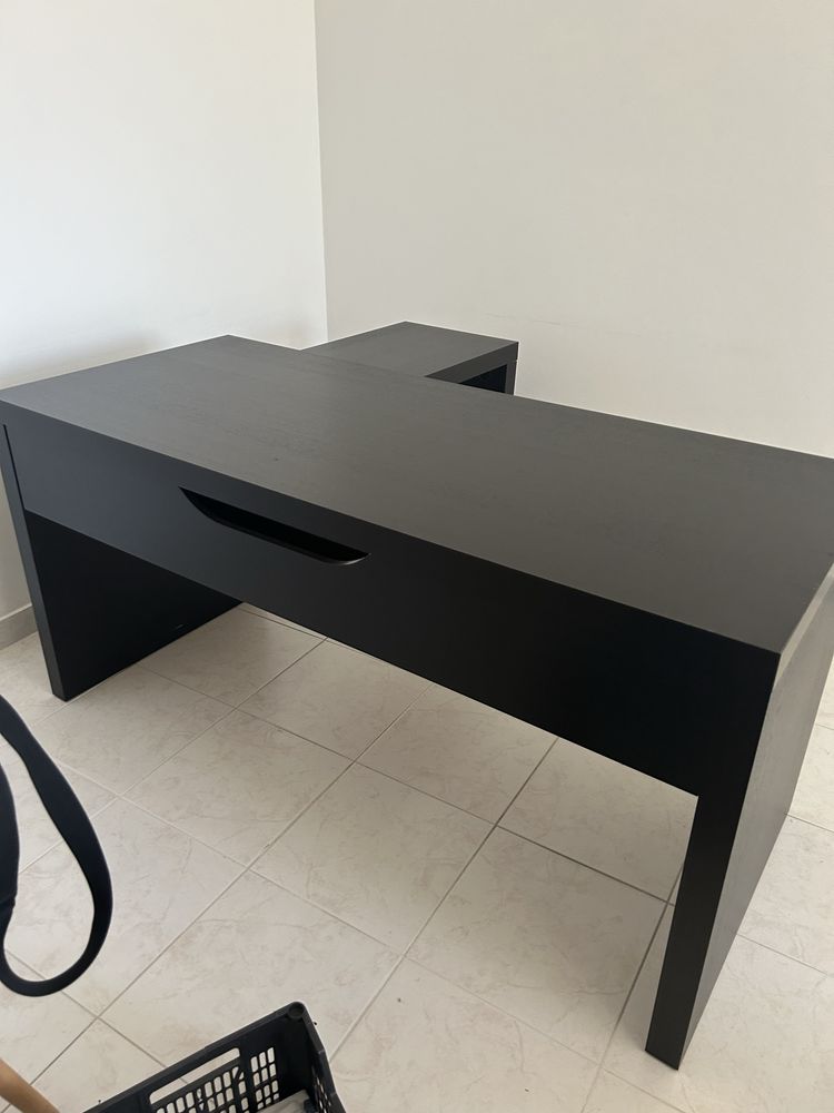 Secretaria  em preto com pouco uso