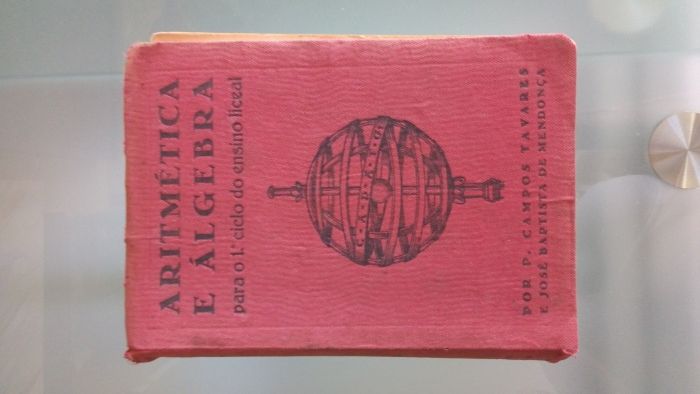 Livros de estudo antigos de física, química e aritmética