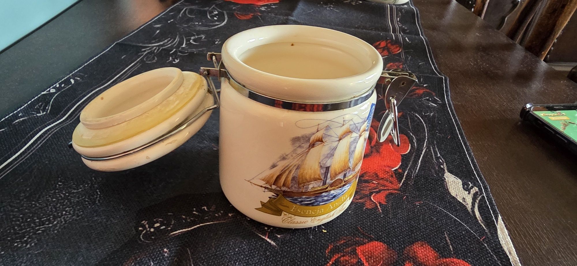 Piękny pojemnik ceramiczny.