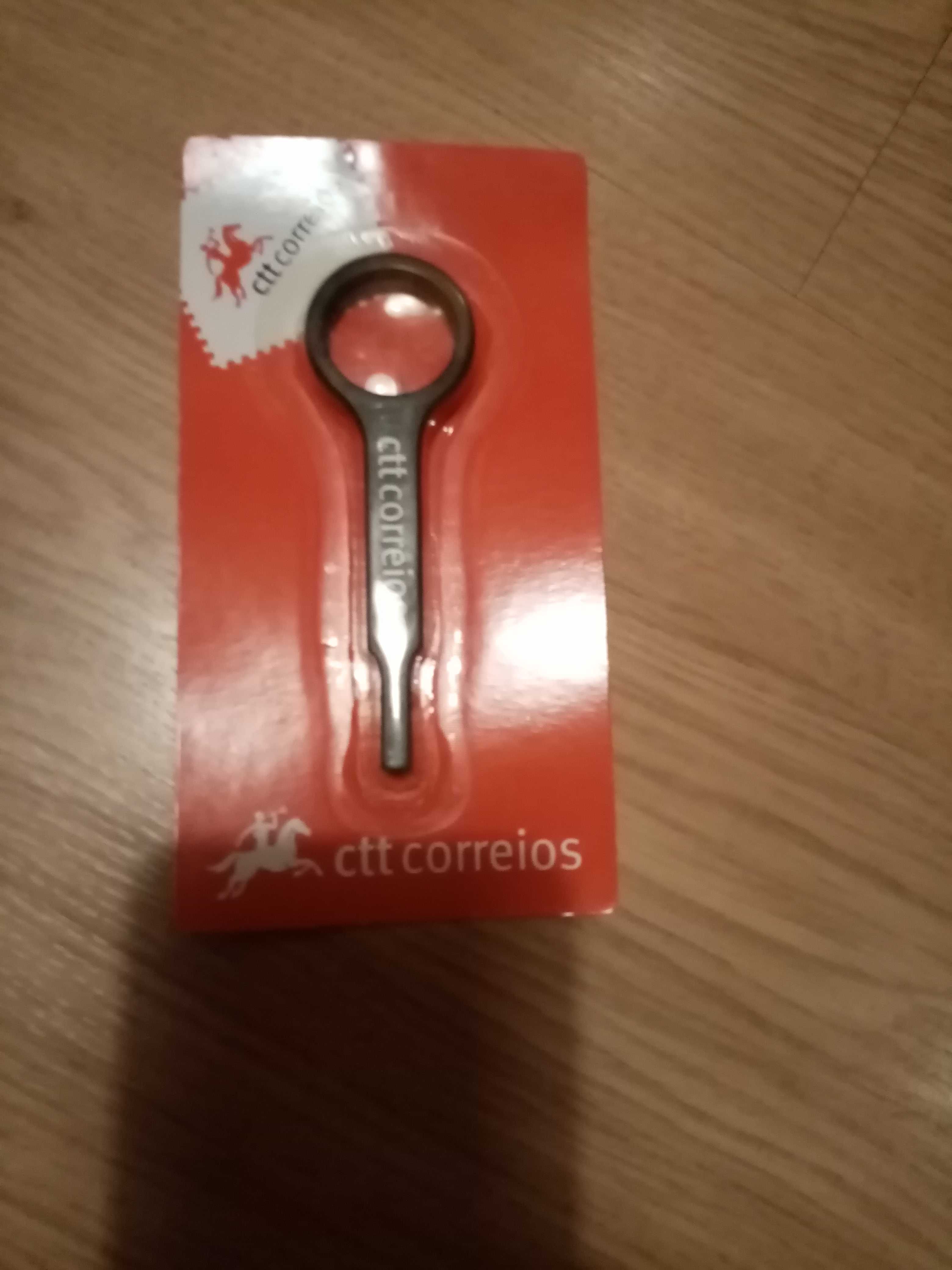 Pinça de filatelia com lupa