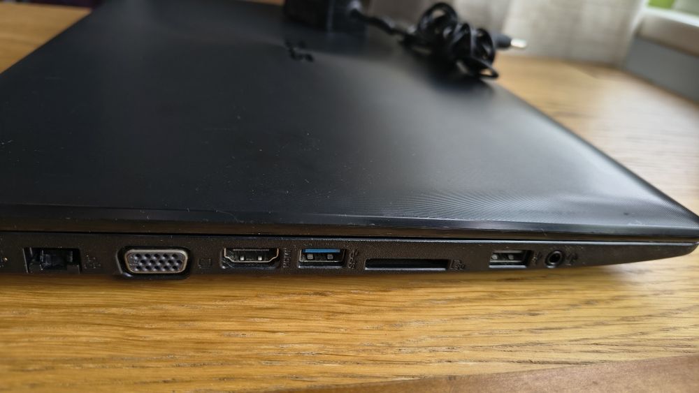 Laptop ASUS seria R515M Windows 8