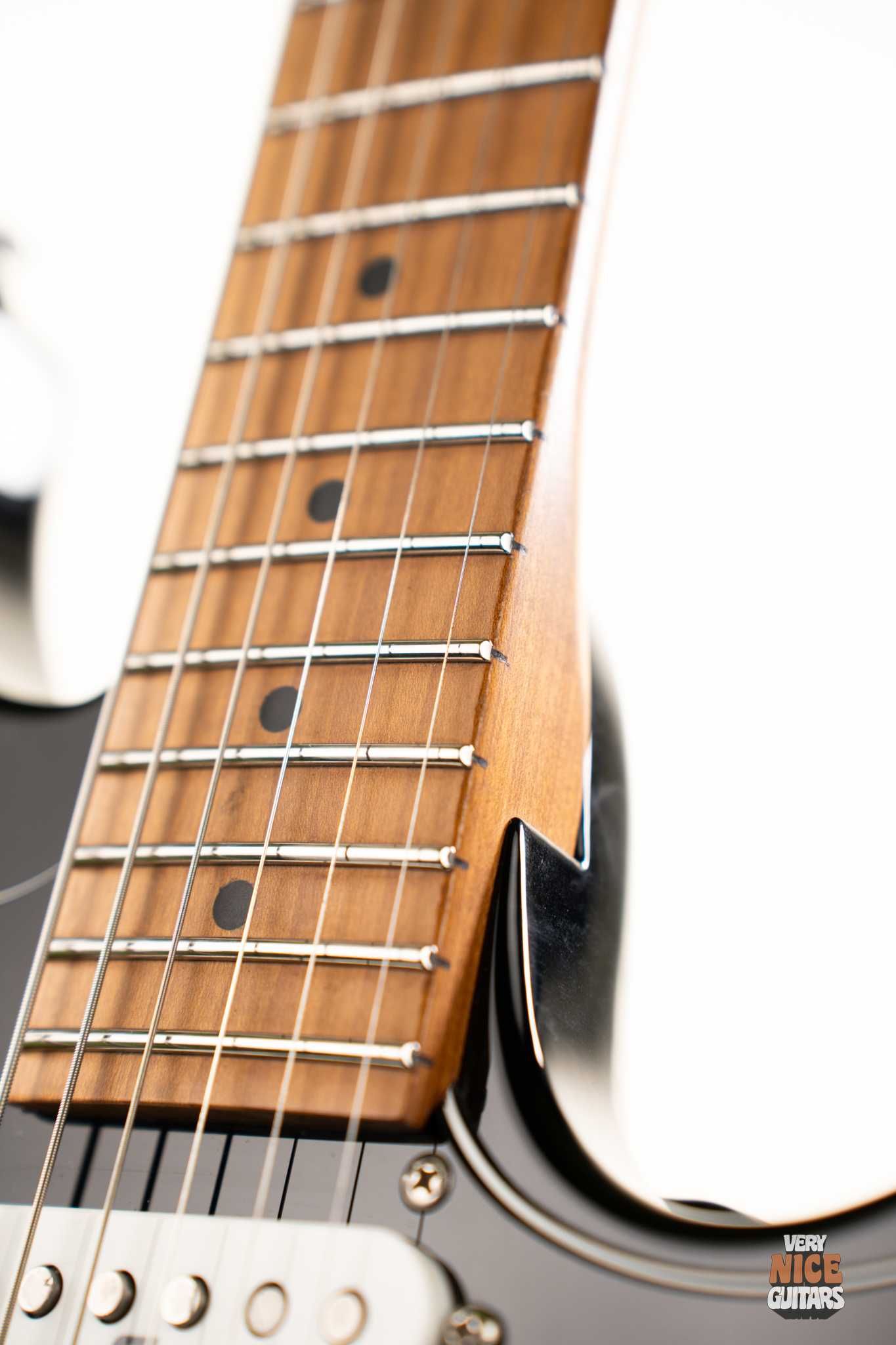 Ibanez AZ2204B Prestige