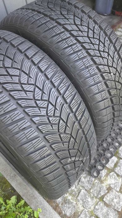 dwie opony zimowe Goodyear Ultra Grop Performance+ - 225/45/17 - 2022