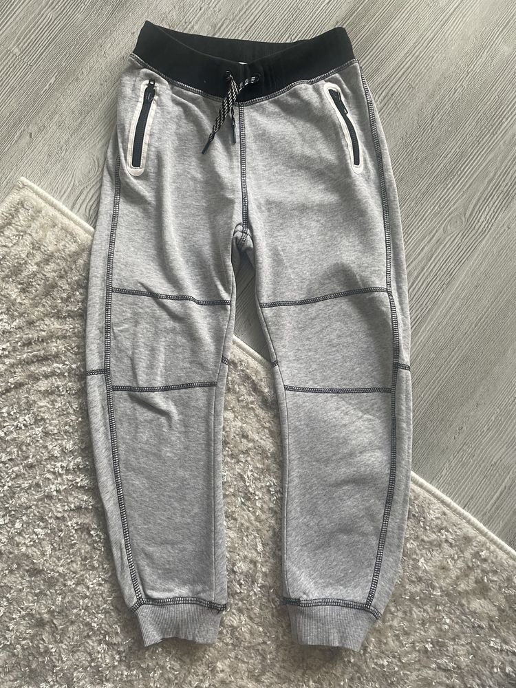 Szare dresowe spodnie chłopięce rozm. 122 H&M