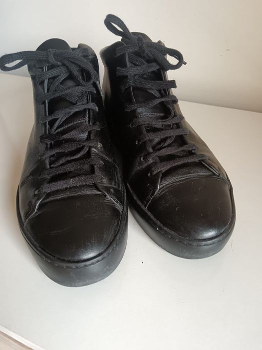 Botas pretas, homem da JAK