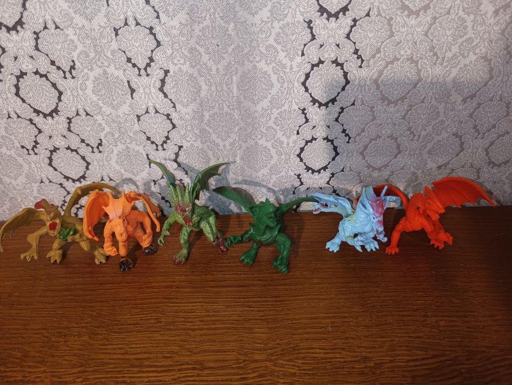 Figurki dinozaurów