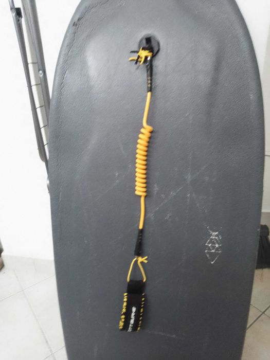 Prancha de bodyboard tamanho 40', leve, fina e rápida, com canais.