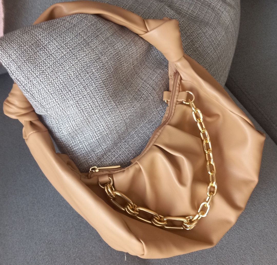 Carteira bege e dourado, marca Primark