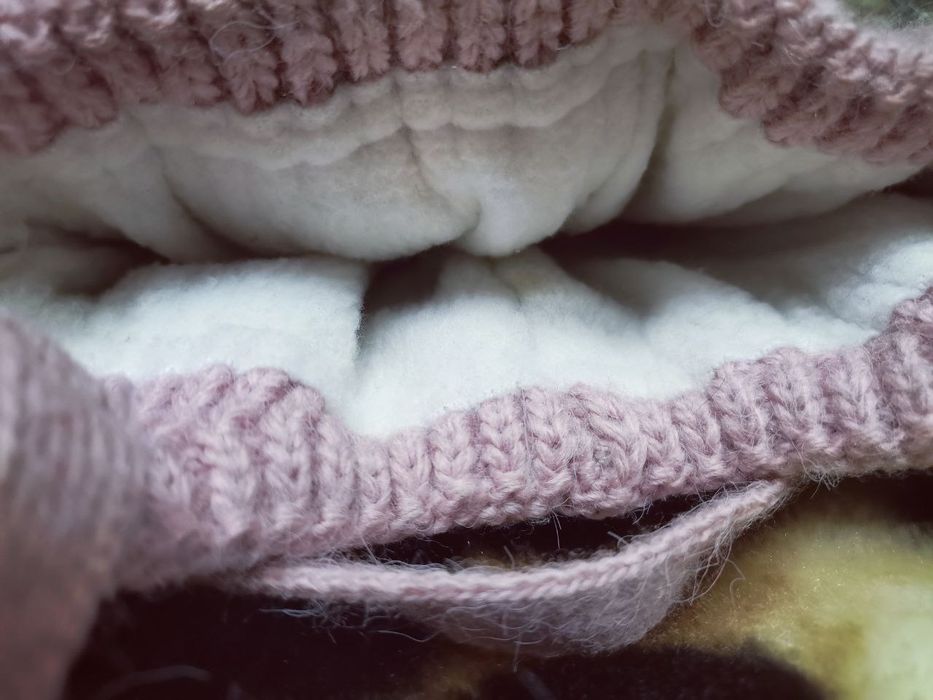 Шапка зимова для дівчинки 5-6 років.
Шапка дуже тепла, на флісі. Без д