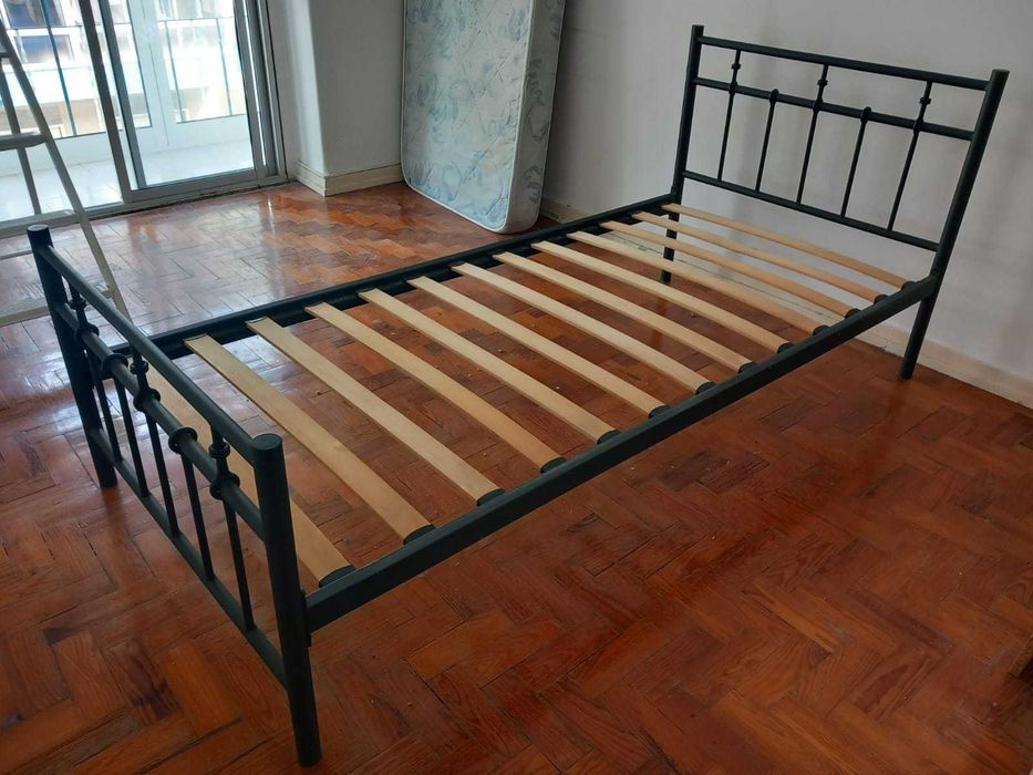 Cama individual de metal revestida a aço