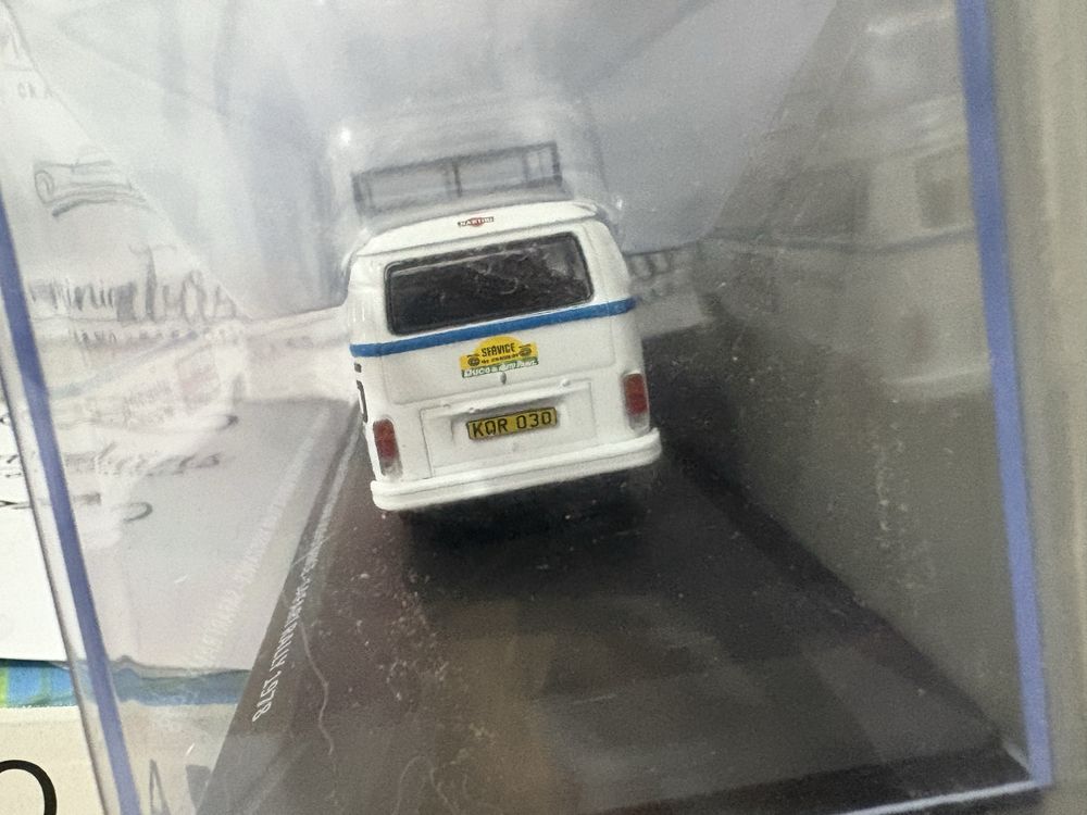 Miniatura Vw Kombi Rally escala 1/43 com acrilico