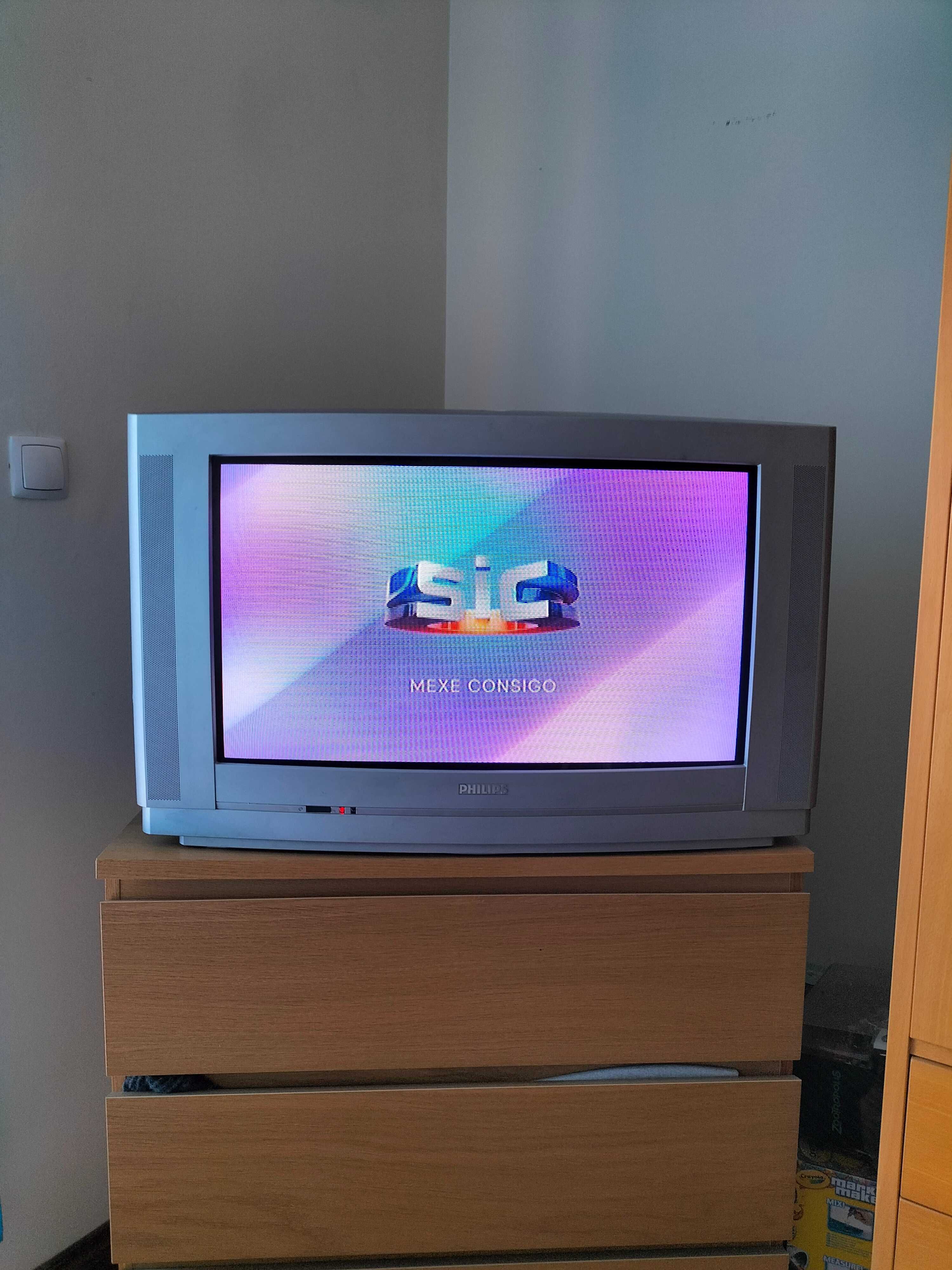 Televisão antiga a funcionar