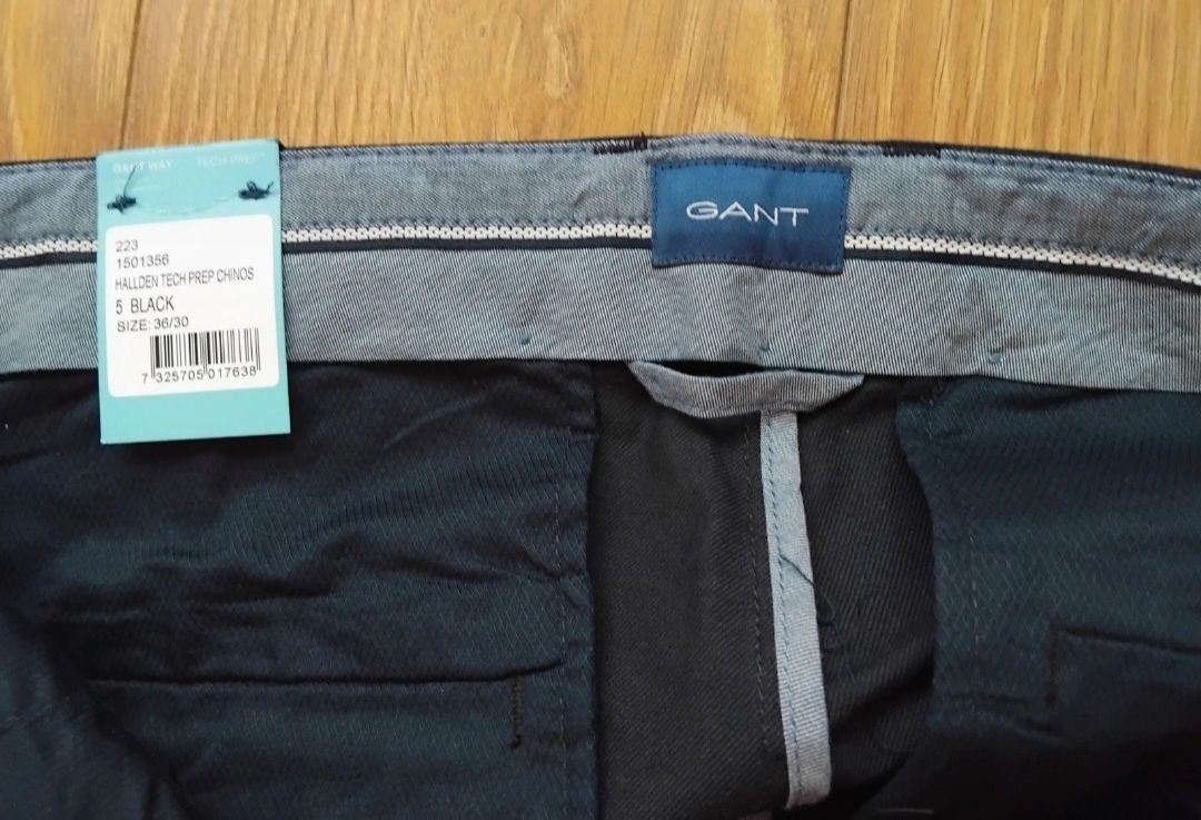 - 50% GANT Chinosy 34/30 "Tech Prep".
r. 34/3
