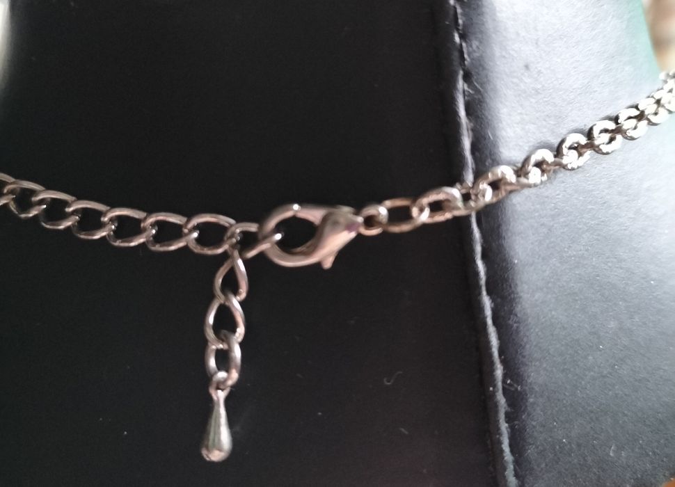 Colar aperta atrás com fecho