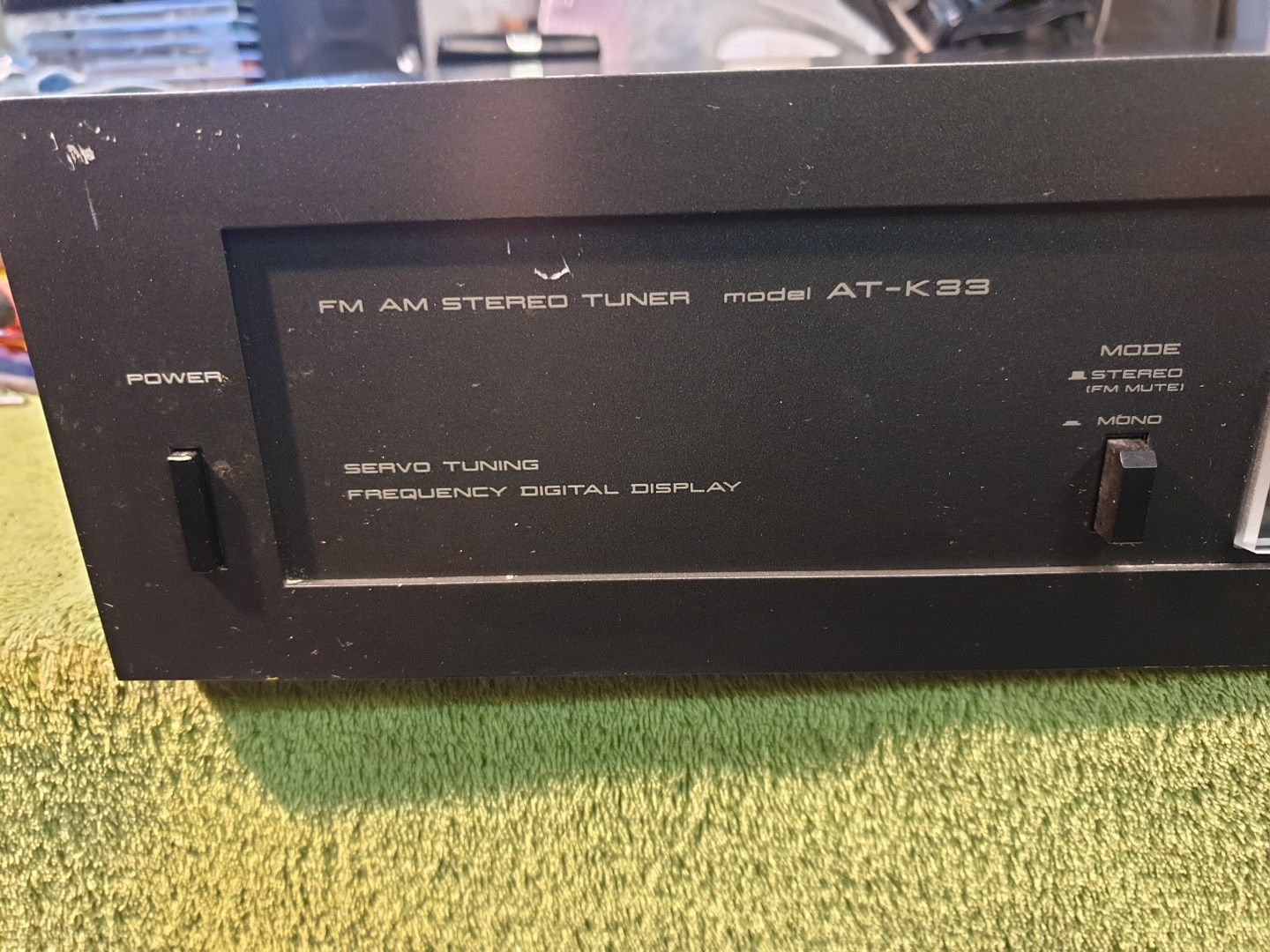 AKAI AT-K33 tuner radiowy stereo z wyświetlaczem cyfrowym.