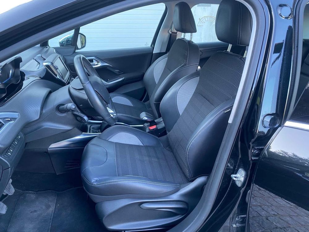 Peugeot 2008 1.2 VTi Allure (Pele + ecrã touch)