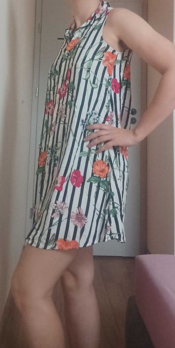 Sukienka w paski i kwiaty kołnierzyk Stradivarius S