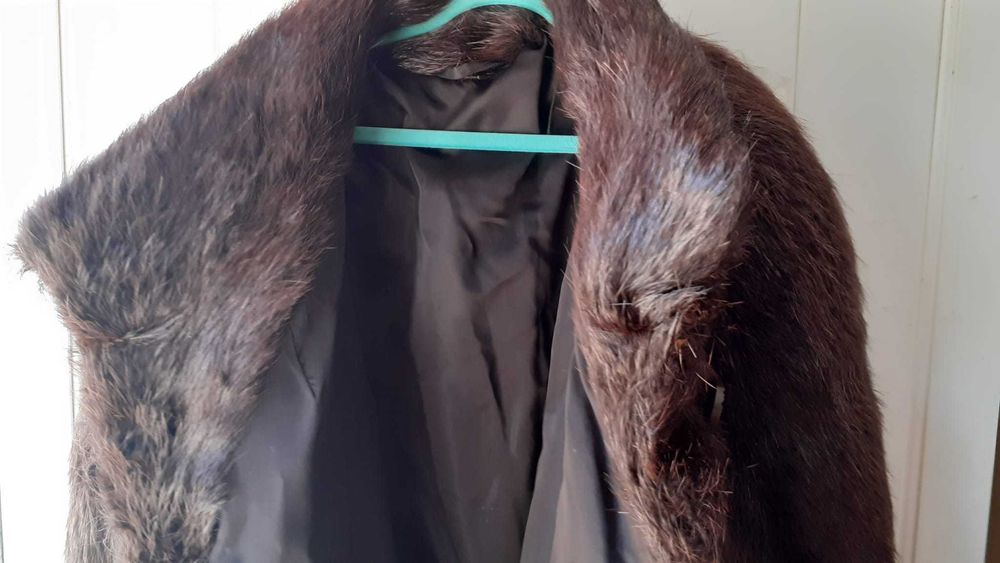 Casaco em pele de Lontra, em estado novo, com 2 bolsos e um botão.