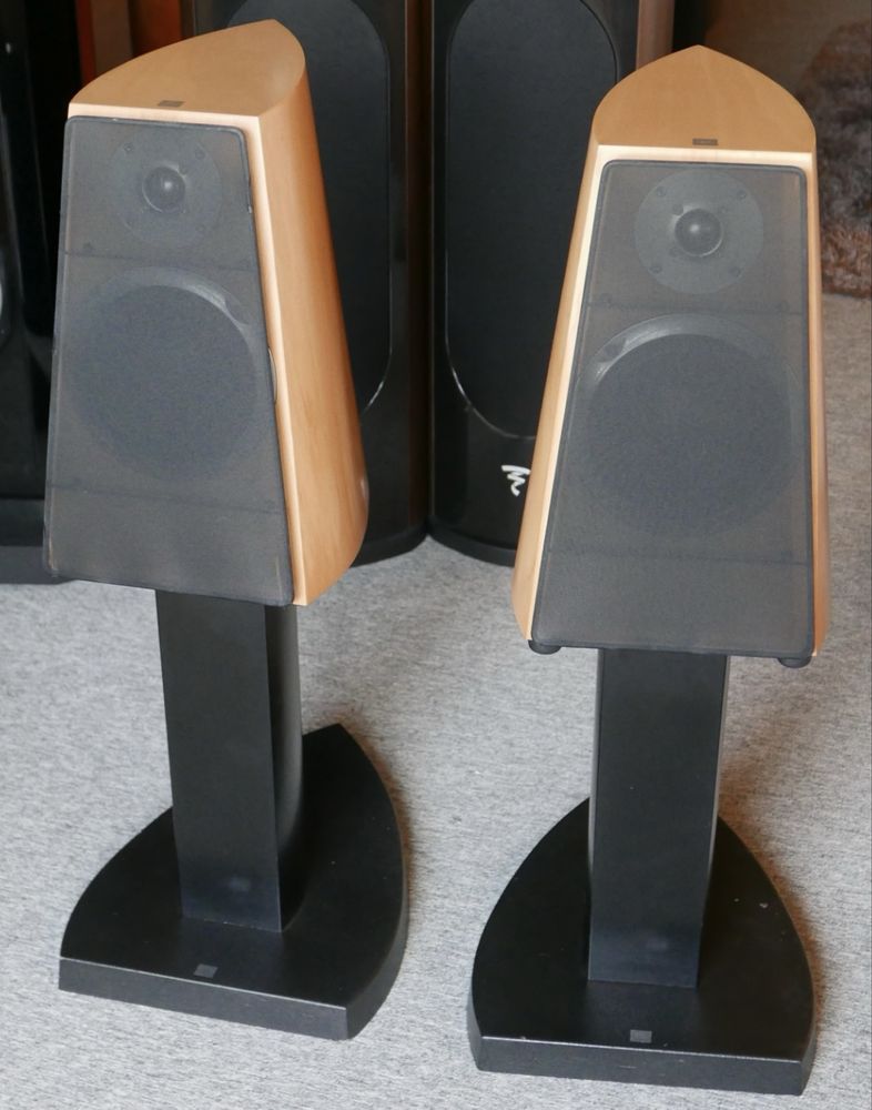 JBL Ti2K com suportes dedicados ( JBL )