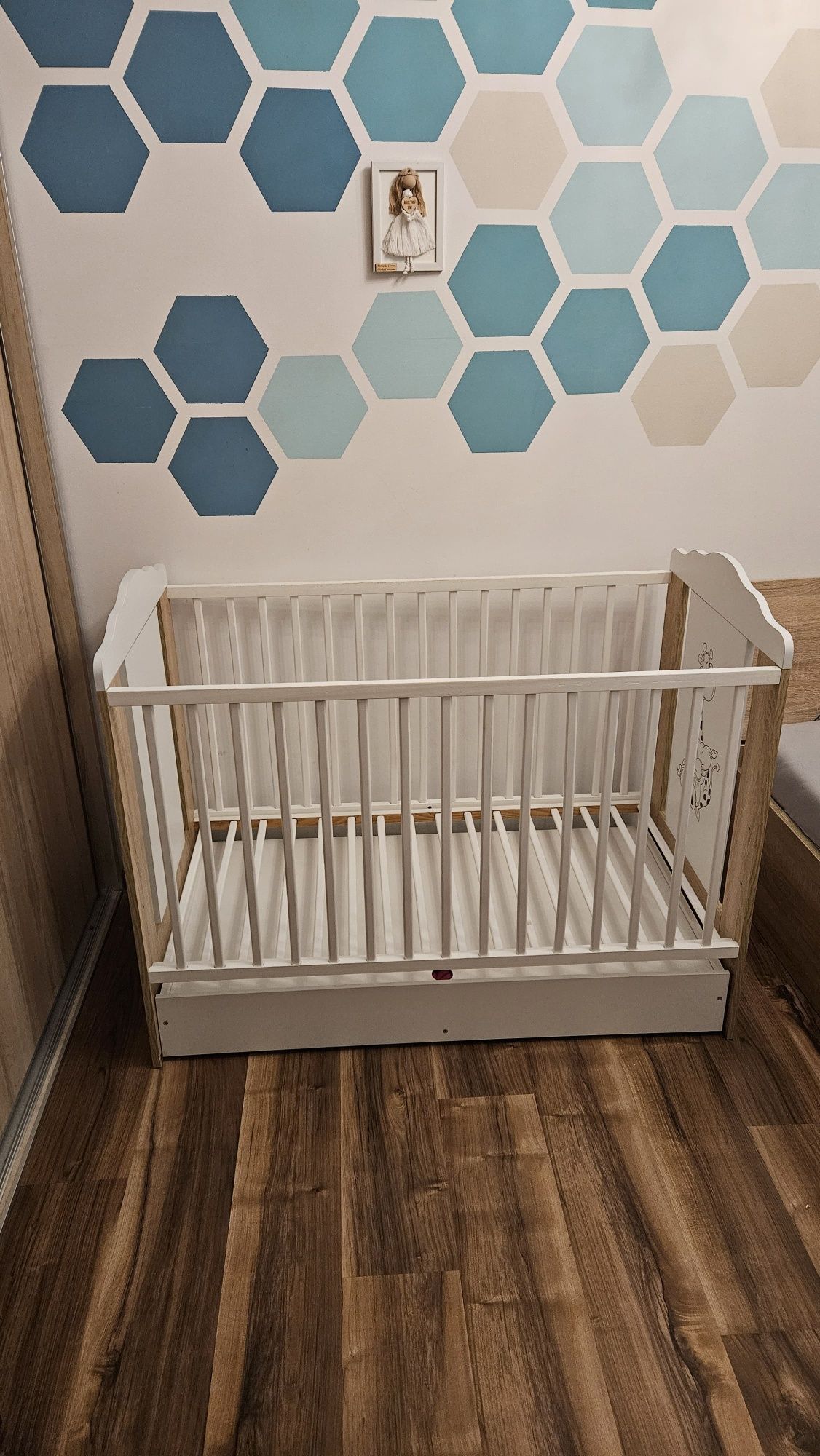 Łóżeczko niemowlęce z materacem i szufladą 120x60, żyrafa