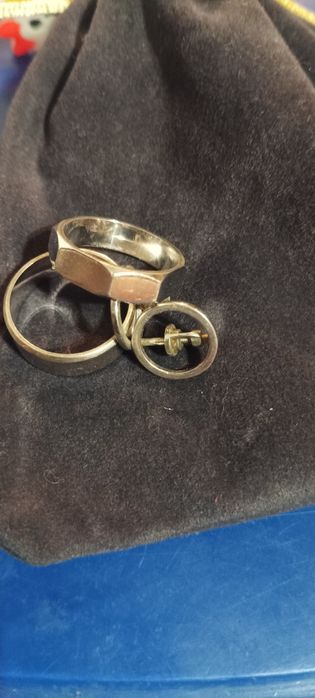 Срібні вироби. Каблучка. Сережки.