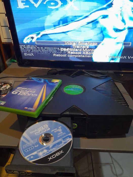 Consola de jogos X-BOX antiga desbloqueada usada com cabos e comando.