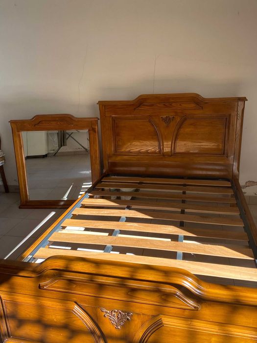 Cama e espelho (1.90 por 1.33)