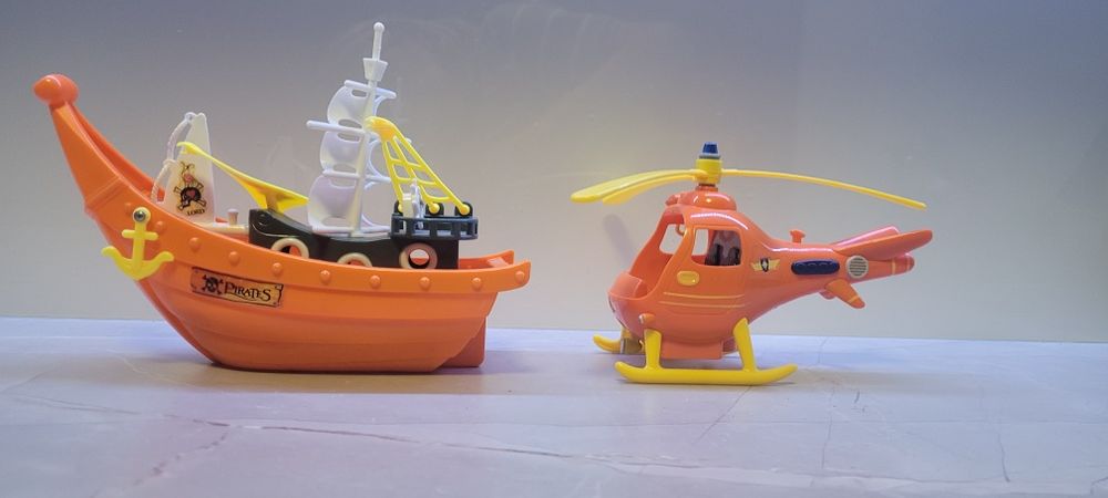 Dwie zabawki; statek piracki i helikopter