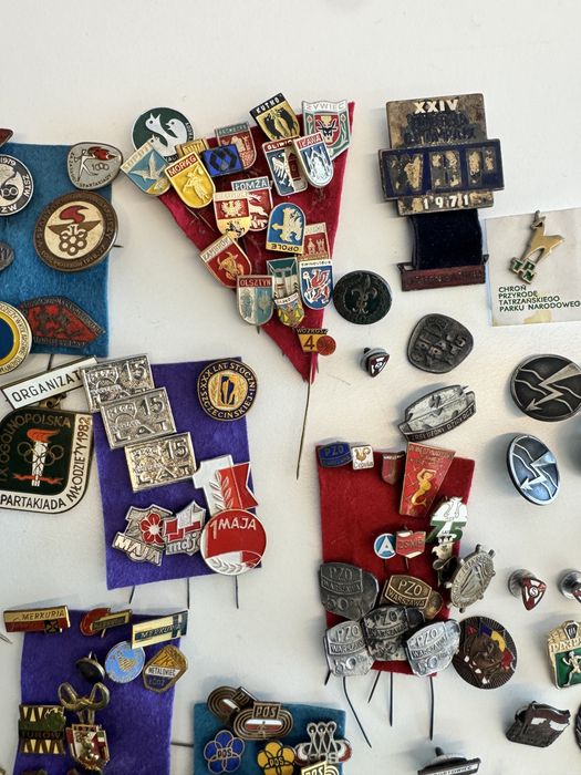 Okolo 150 wpinek przypinek okolicznościowych prl sportowe miasta