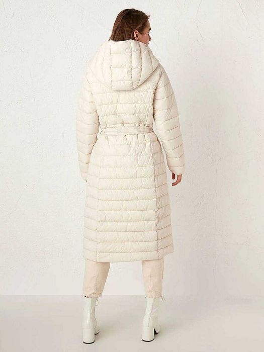 Пуховик молочного кольору