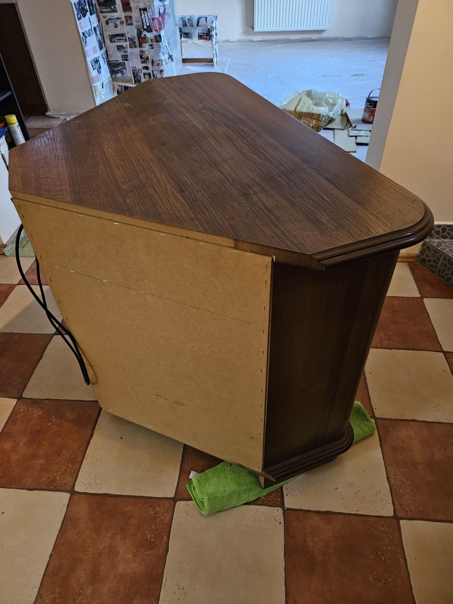 Szafka rogowa z drzwiczkami i miejscem na magnetowid pod telewizor