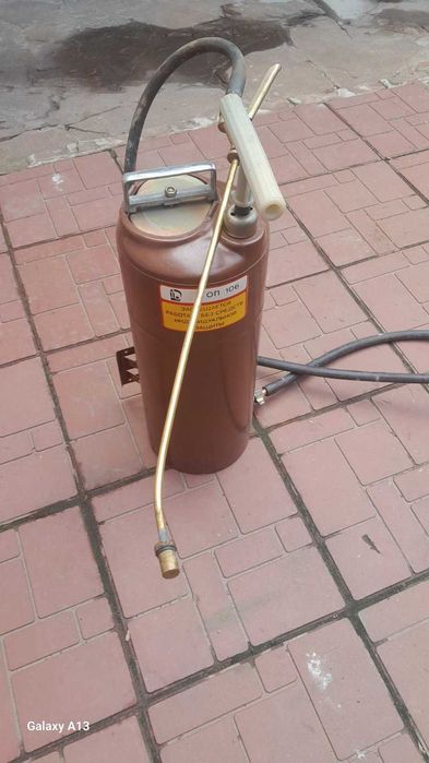 Опрыскиватель садовый , новый , СССР. Все прилагаемое - внутри бочка.